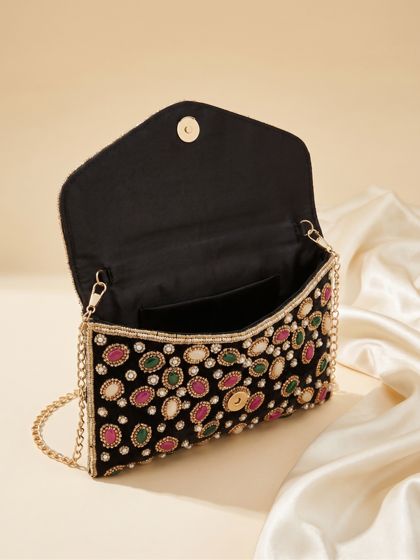 Pochette Royale ouverte : doublure satin noire, poche intérieure et fermoir aimanté doré