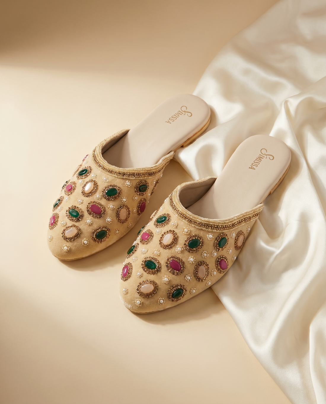 Mules Soleil brodées main, velours crème et cabochons multicolores